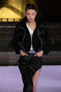 2057425496_AlexanderWangCollection1RunwayyUqquf1m1vIx.thumb.jpg.ee331e47e12ff091ab383c105c55c1e8.jpg