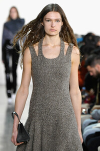 2062056727_CalvinLuoRunwayFebruary2019NewYorkFashionpgBNJ7oZy_-x.thumb.jpg.73ee73704ea636d1d57ff59215d728a2.jpg