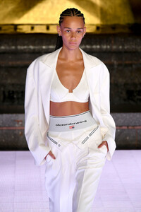 2067803525_AlexanderWangCollection1RunwayFDqu86b5bbZx.thumb.jpg.3b1bbdfc8dc7b15fcba8bcadfdf69c3c.jpg