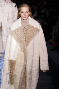 2076071624_BOSSWomenswearMenswearRunwayFebruary2019E1O20SWvFYqx.thumb.jpg.b78b50e878f85b8e323e9dd4ecdfc3e8.jpg