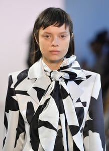 2077087113_ClaudiaLiRunwayFebruary2019NewYorkFashiongi2o1Art9Mix.thumb.jpg.6fddaa17116b7978edc8068871126beb.jpg