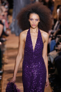 2084171786_MichaelKorsCollectionFall2019RunwayShowlUjGoWnQbsCx.thumb.jpg.c930a49933dcadff8db40b609977b012.jpg