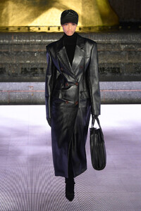 2087124547_AlexanderWangCollection1RunwayPsVVHmfTWaSx.thumb.jpg.034e415c528566410dcbb1f786e4981b.jpg