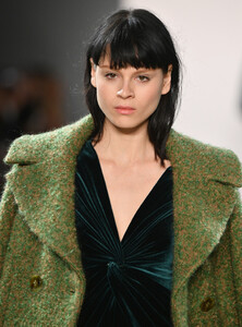 2090324214_ElieTahariRunwayFebruary2019NewYorkGXuQuNAIEwvx.thumb.jpg.e9bd55232c25adc519b91ec71e107617.jpg