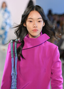 2093452983_ClaudiaLiRunwayFebruary2019NewYorkFashionuvLkgJrjx0mx.thumb.jpg.38013281084eea1965e94236a48918fb.jpg