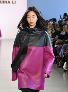 2109306560_ClaudiaLiRunwayFebruary2019NewYorkFashionikT9QQPvo4Sx.thumb.jpg.3438d70e3b28165ae53c0061117fb715.jpg
