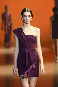 2114514790_CushnieRunwayFebruary2019NewYorkFashionqnsVDzIYwK2x.thumb.jpg.4c88d40780966f96efb60fccc109600c.jpg