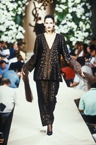 2132384732_YvesSaintLaurent1995HauteCouture2.thumb.jpg.ff48d8e493251c9c2edb03524ef844d6.jpg