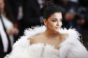 Aishwarya+Rai+Le+Belle+Epoque+Red+Carpet+72nd+eZbAlQiYpHcx.jpg