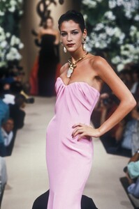 2141610134_YvesSaintLaurent1995HauteCouture162.thumb.jpg.25ef47bf449de12ce5c602e6faa389cb.jpg