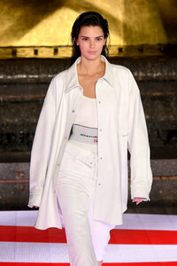2144824260_KendallJennerAlexanderWangCollection1EJv5-EuBCNXx.thumb.jpg.b2a1dc1939c3f0b622e506e7cd826db4.jpg