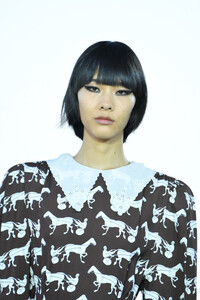 2145303325_MiuMiuClub2020RunwayEZeqNfac-e5x.thumb.jpg.27049d7ce2cead6e5a0b8d04518e931c.jpg