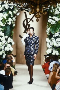 214601869_YvesSaintLaurent1995HauteCouture99.thumb.jpg.f0ccb1f4b8de90207d967fdfae85c652.jpg