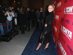 Jaime+Pressly+Premiere+Neon+Tonya+Red+Carpet+rTznbB5wjnAx.jpg