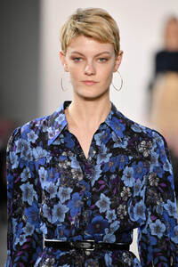 231556020_ElieTahariRunwayFebruary2019NewYork18dCx5QIUqUx.thumb.jpg.cd88548627207e56e6f8146060bd9df5.jpg