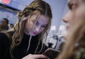 231611882_LanyuBackstageFebruary2019NewYorkFashionzIEFrupWALYx.thumb.jpg.18d3fab0ea74de15a5f73c4dd701d4aa.jpg