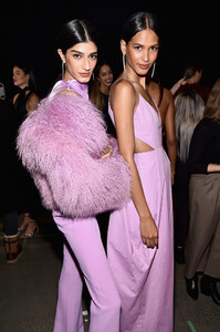 233069943_CushnieBackstageFebruary2019NewYorkFashionbMX0lBBlraBx(1).thumb.jpg.2bb632b8f869612f147f7fe3cb0820b3.jpg