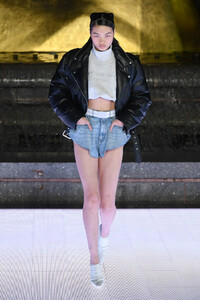 235962376_AlexanderWangCollection1RunwayZh2Fw73mAiYx.thumb.jpg.d442503fd01d5b91c4acb6282eaa4236.jpg