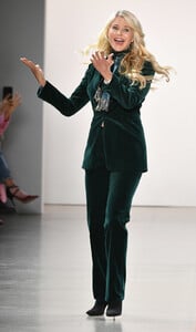 250864133_ElieTahariRunwayFebruary2019NewYorknQLgqxFJrg8x.thumb.jpg.e409dd882161bb9edd65b8d2473748d8.jpg