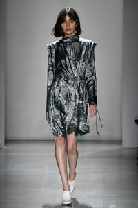 256109557_ConceptKoreaRunwayFebruary2019NewYorkayZLA54wU_-x.thumb.jpg.7a02a88c89f0bad198f55aa5b39c88ab.jpg