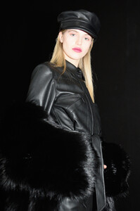 260094117_SallyLaPointeBackstageFebruary2019New_gULX3vi97Jx.thumb.jpg.cb549bbdd575c29eee362f8da1020c6d.jpg
