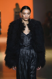 268892810_CushnieRunwayFebruary2019NewYorkFashionriHCvr_gtE_x.thumb.jpg.75fd0c943eced9bc3f1c666294548d48.jpg