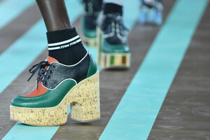 274676425_MiuMiuClub2020RunwayxsHeVPgsxI8x.thumb.jpg.a27a3d1e4561106f1e9dd79cd229303b.jpg