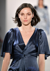 287109991_ElieTahariRunwayFebruary2019NewYorkjiK9SyKEZPlx.thumb.jpg.d977f9c9afe14deab56ea47c35c3888d.jpg