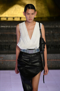 287744750_AlexanderWangCollection1Runway6DbvvDywNeqx.thumb.jpg.b4c1a2dc40e0ee611a004b220f5b2009.jpg