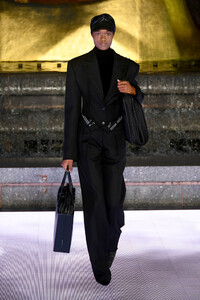 289191721_AlexanderWangCollection1RunwayS7fL63mc-Ivx.thumb.jpg.df3ab9992d8a55d2f7bfa93dded2d306.jpg