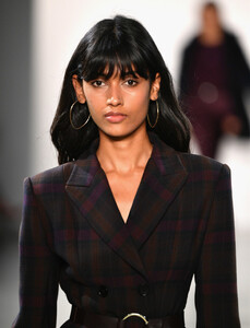290885034_ElieTahariRunwayFebruary2019NewYorkNk1Zw2i6omWx.thumb.jpg.f77ba0271a53ea6493809220f6d1f1c4.jpg