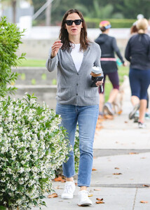 Jennifer+Garner+out+and+about+4JP4wyltQQUx.jpg