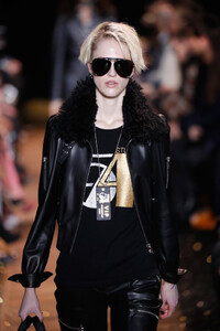 302522461_MichaelKorsCollectionFall2019RunwayShowzR4XFbt4uBRx.thumb.jpg.41dbd3d5d56cffb3b26c8b71fd363e3f.jpg