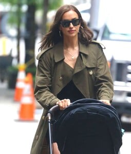 333592131_Irina-Shayk-Out-in-New-York-10.thumb.jpg.3ad2b69912ae45b07a28a4e8cfa96d69.jpg