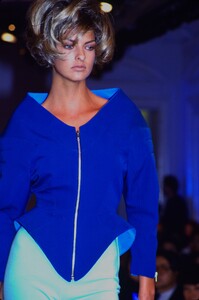 337593079_thierry-mugler-ss-1990(13).thumb.jpg.5f60fe7f71f1453e8b10e180f0155d5a.jpg