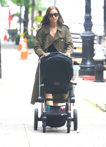 346826910_Irina-Shayk-Out-in-New-York-09.thumb.jpg.cde6d2961d8b5ed77393aeb6ec87f387.jpg