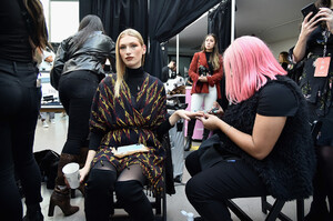 374293634_CushnieBackstageFebruary2019NewYorkFashionjBSVWvXUPd1x.thumb.jpg.cdb4ef266dd16dbc6c51833b11921841.jpg