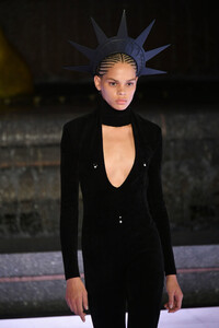 375087001_AlexanderWangCollection1RunwayulGI2zkzOWzx.thumb.jpg.92ec457c4a099680d132b00727905be3.jpg