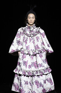 379463506_MarcJacobsFall2019ShowRunwayC3BkmonU3pjx.thumb.jpg.901e26aef7ac52657c4e7b0e284d5ad1.jpg
