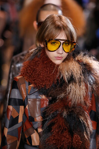 381490001_MichaelKorsCollectionFall2019RunwayShowc5b66ro69u3x.thumb.jpg.fdf5a91e321df5d59583ae7c10673fdb.jpg