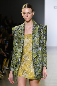 38226534_CongTriRunwayFebruary2019NewYorkFashiongqJSNsF6i34x.thumb.jpg.e41319afe7769feb77315dfc31f34d1a.jpg