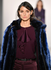 384625202_ElieTahariRunwayFebruary2019NewYork7LpYIqd-zpLx.thumb.jpg.5c758bf85f35ee7228ac6ba225e85904.jpg