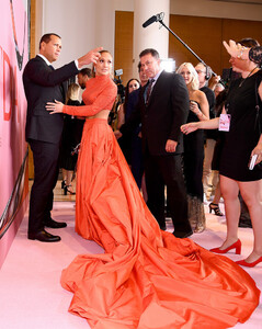 Jennifer+Lopez+CFDA+Fashion+Awards+Winners+RAqhJ31ZJJgx (1).jpg