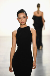 396734308_BadgleyMischkaRunwayFebruary2019NewYorks3Fl5AwIValx.thumb.jpg.173828d5b58256f4a8e30d69c1809e14.jpg