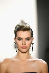 4044791_BadgleyMischkaRunwayFebruary2019NewYorkbzn8W8pqMlWx.thumb.jpg.295a43dd6a86d5a3d38d457d08c304ed.jpg