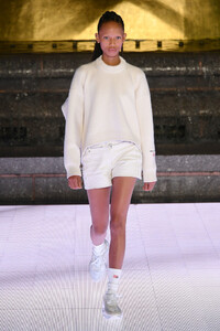409872226_AlexanderWangCollection1RunwayLFkKPG7i-ULx.thumb.jpg.3223c42b1514da2e76e904aa32252b7b.jpg
