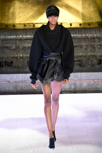 415421360_AlexanderWangCollection1Runwayl0-hVmOdqycx.thumb.jpg.2c26d597487a5ac85752857e1852044b.jpg