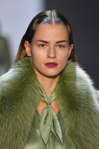 424812540_SallyLaPointeRunwayFebruary2019NewYorkE1afVG1rFU1x.thumb.jpg.cc75673f0b213cc3a0395a5f2f0a7014.jpg
