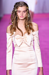 42520915_LanyuRunwayFebruary2019NewYorkFashiongGUh5sH1gSEx.thumb.jpg.0001654174c1b38bdfd10cc18ab851ea.jpg