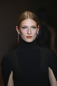435028179_CushnieRunwayFebruary2019NewYorkFashionX2jalf4oEgvx.thumb.jpg.2a4e053cde69211ab608a9a141fbbd8c.jpg